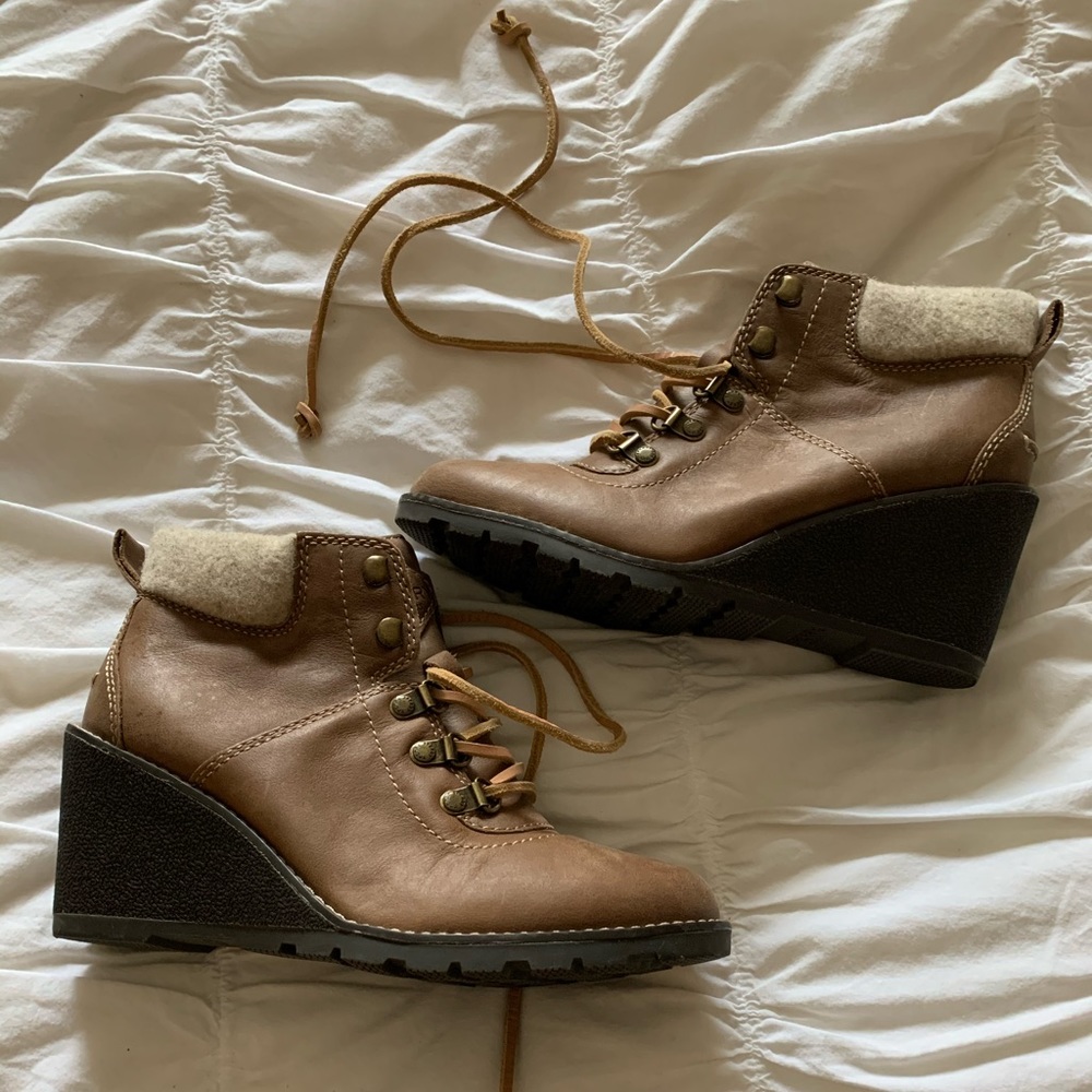 Sperry women’s wedge bootie